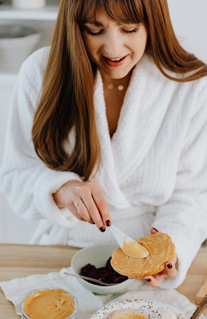 Femme mangeant du beurre de cacahuètes